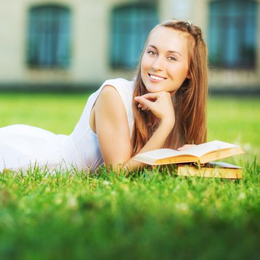 Öğrenci kadınla çimenlerin üzerine yalan kitap