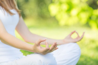 Lotus pozisyonunda meditasyon yapan kadın.