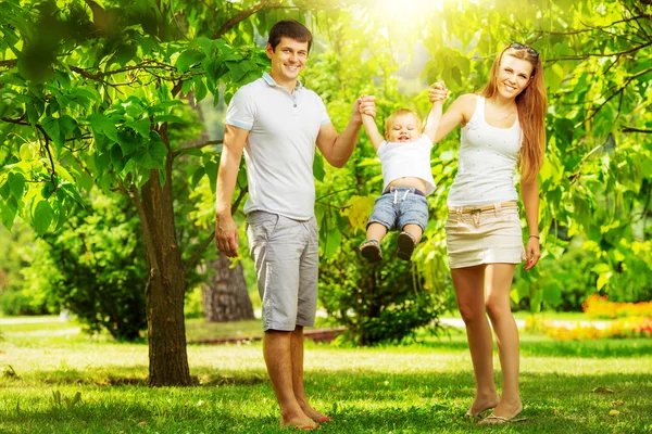 Genç aile yaz parkta eğleniyor