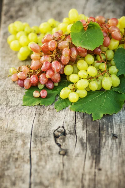 Uvas maduras sobre una mesa de madera — Foto de Stock