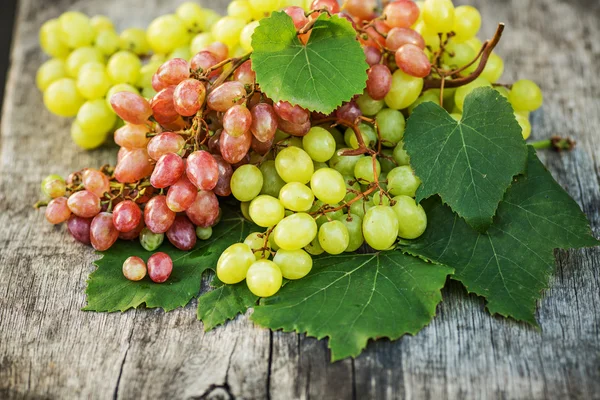 Uvas maduras sobre una mesa de madera — Foto de Stock