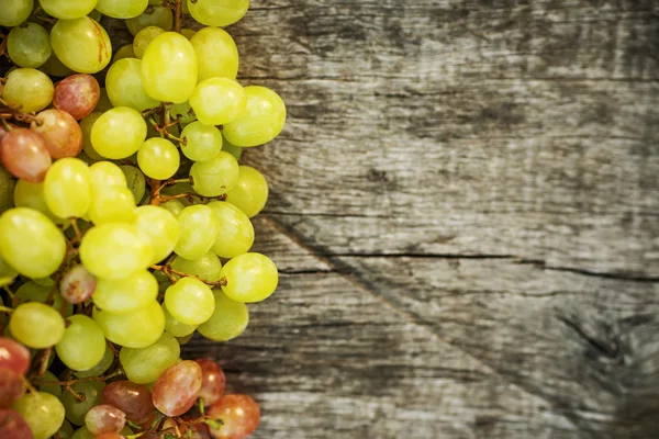 Rijpe druiven op een houten tafel — Stockfoto