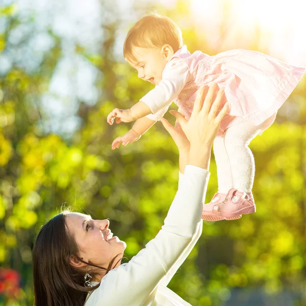 Mor och dotter ha kul i soliga trädgård — Stockfoto