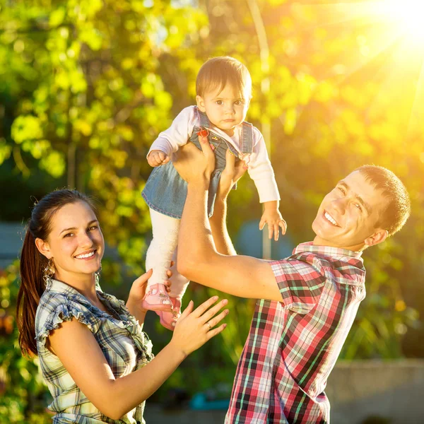 Heureuse jeune famille s'amuser à l'extérieur — Photo