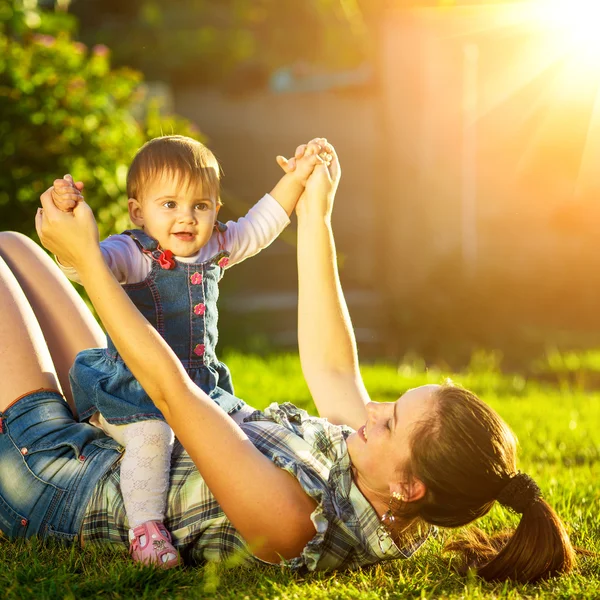 Mor och dotter ha kul i soliga trädgård — Stockfoto