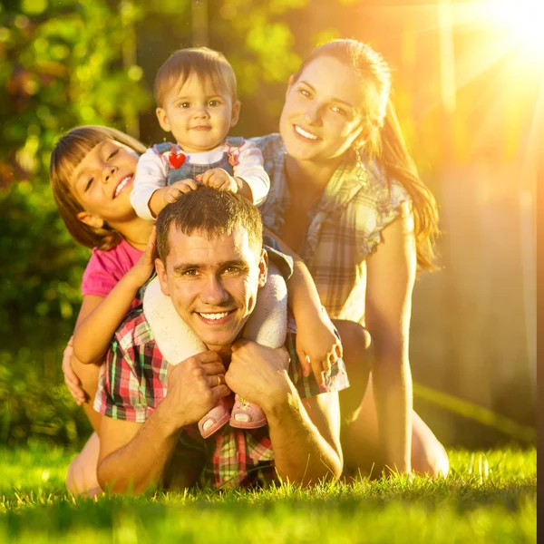 Familjen ha roligt utomhus i sommar. — Stockfoto