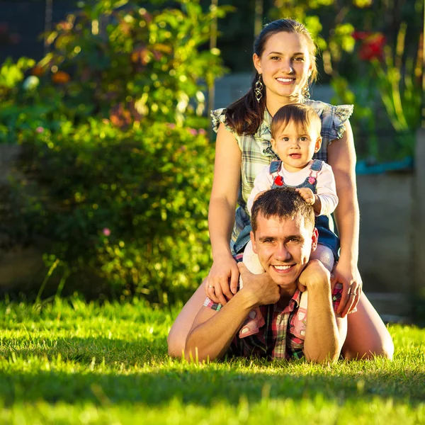 Feliz jovem família se divertindo ao ar livre — Fotografia de Stock