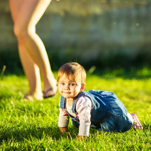 Mor och dotter ha kul i soliga trädgård — Stockfoto