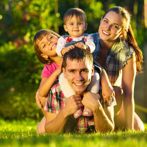 Familjen ha roligt utomhus i sommar. — Stockfoto