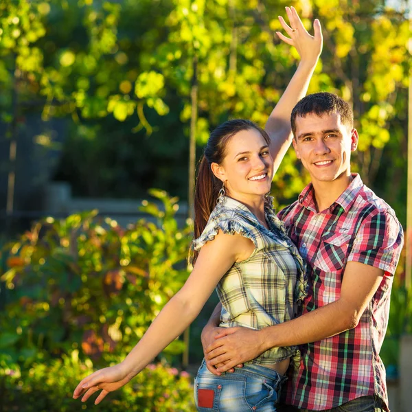 Couple amoureux s'amuse en plein air . — Photo