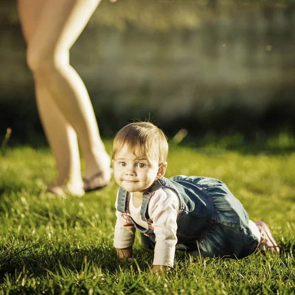 Mor och dotter ha kul i soliga trädgård — Stockfoto