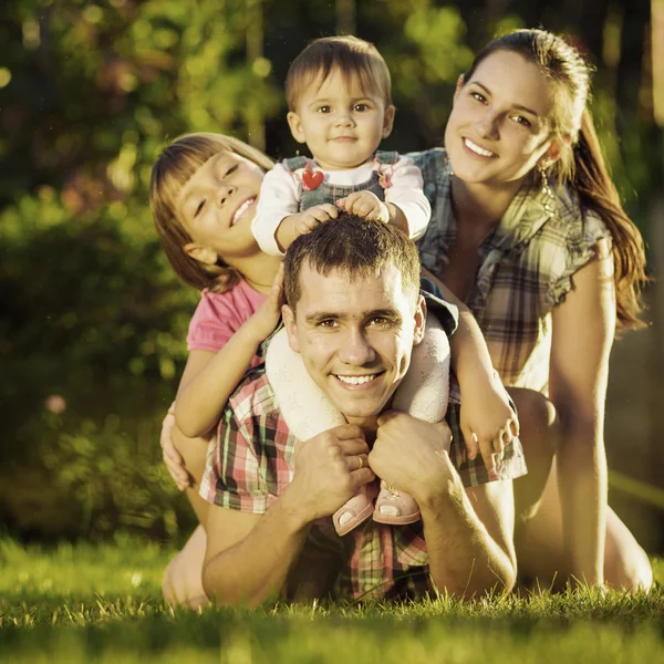 Familia divirtiéndose al aire libre en verano . — Foto de Stock