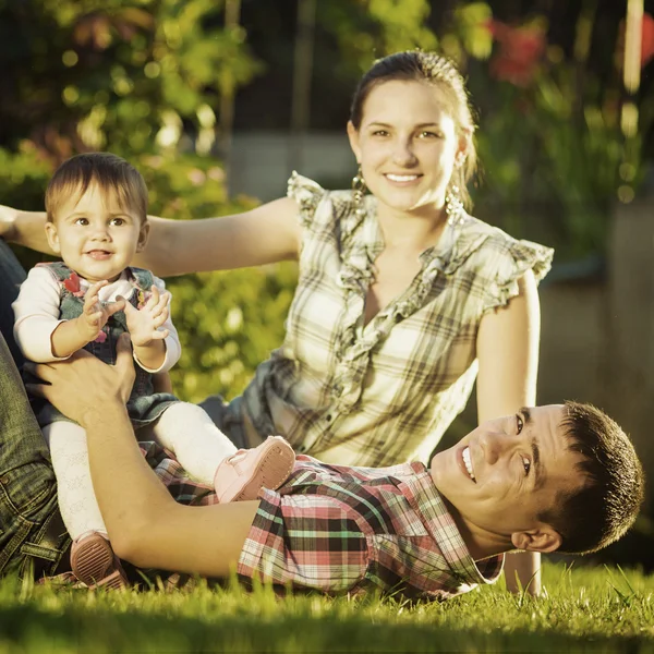 Glückliche junge Familie, die Spaß im Freien hat — Stockfoto