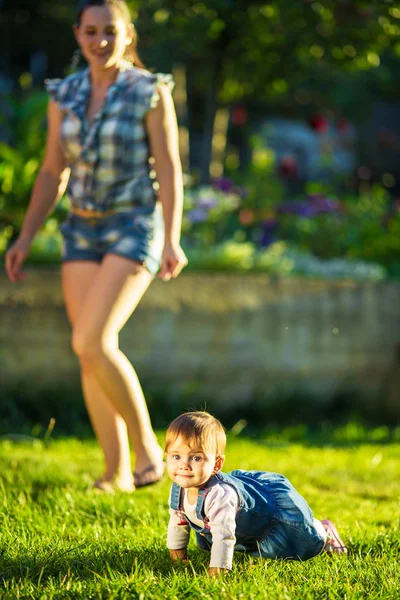 Mor och dotter ha kul i soliga trädgård — Stockfoto