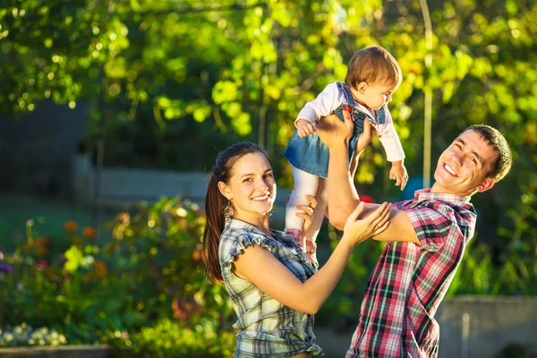 Feliz jovem família se divertindo ao ar livre — Fotografia de Stock