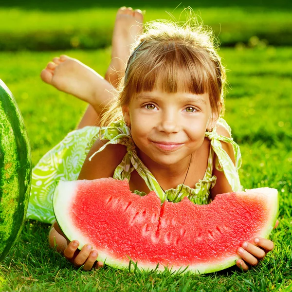 Kleines Mädchen isst Wassermelone — Stockfoto