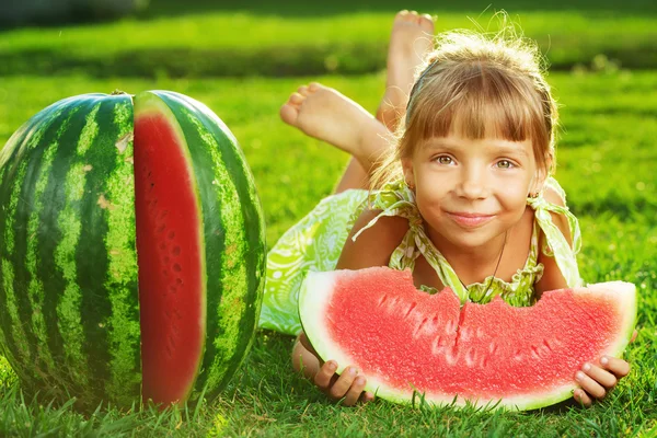 Menina comendo melancia — Fotografia de Stock