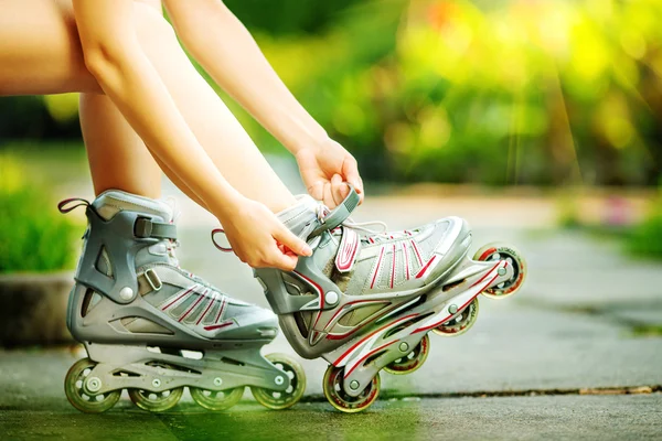 Frau zieht Inlineskates an — Stockfoto