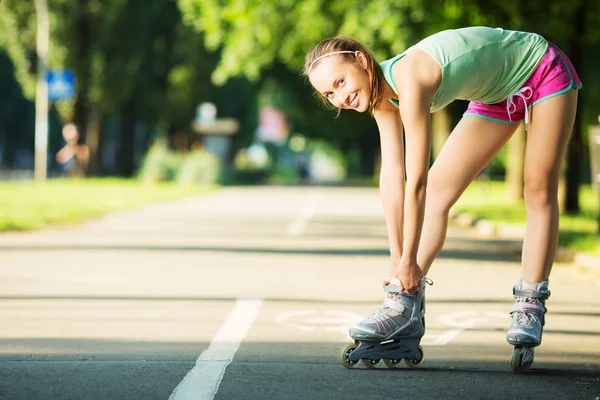 Woman skating in city park — Stock Photo, Image