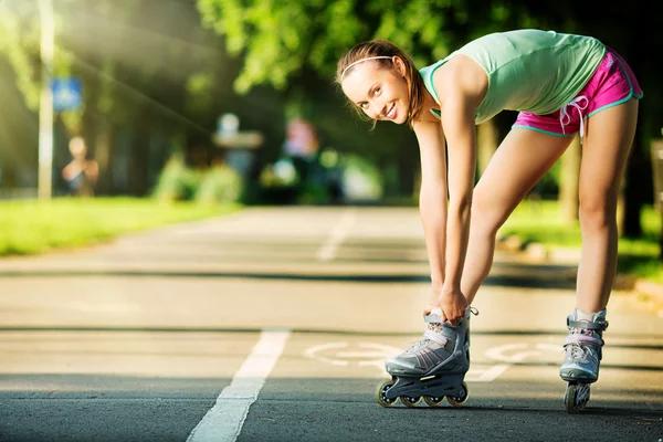 Woman skating in city park — Stock Photo, Image