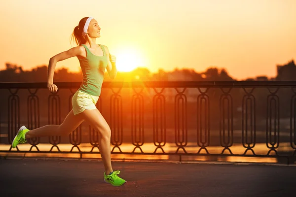 Woman running in city on quay — Stock Photo, Image