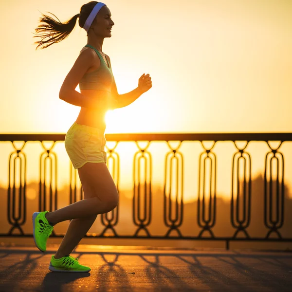 Woman running in city on quay — Stock Photo, Image