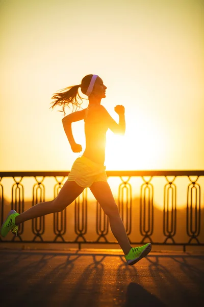 Mujer corriendo en la ciudad en el muelle —  Fotos de Stock