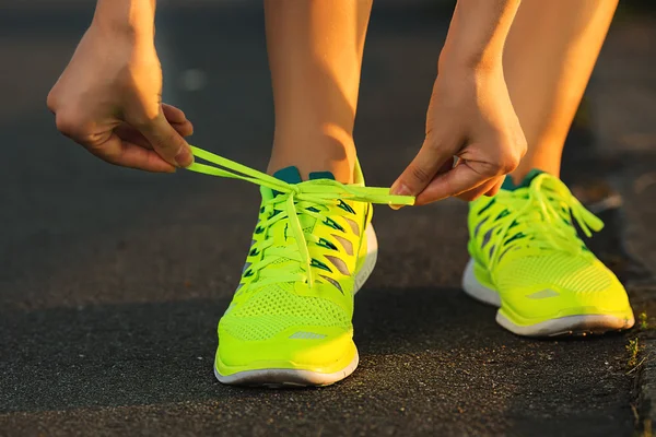 Kadın koşu ayakkabıları üzerinde bağcık bağlama — Stok fotoğraf