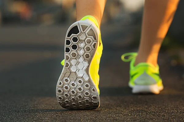 Runner vrouw voeten — Stockfoto