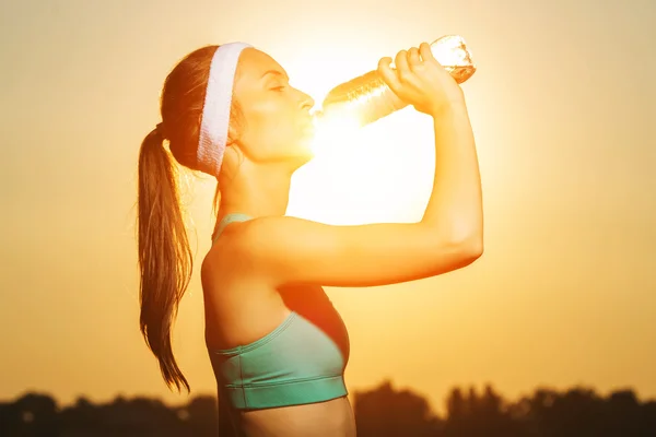 Woman drinking water after running — Stock Photo, Image