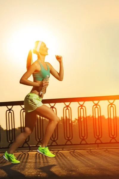 Mujer corriendo en la ciudad en el muelle — Foto de Stock