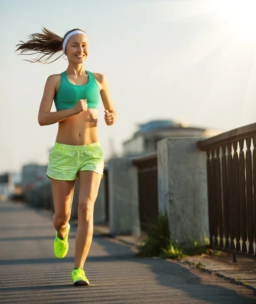 Donna che corre in città in banchina — Foto Stock