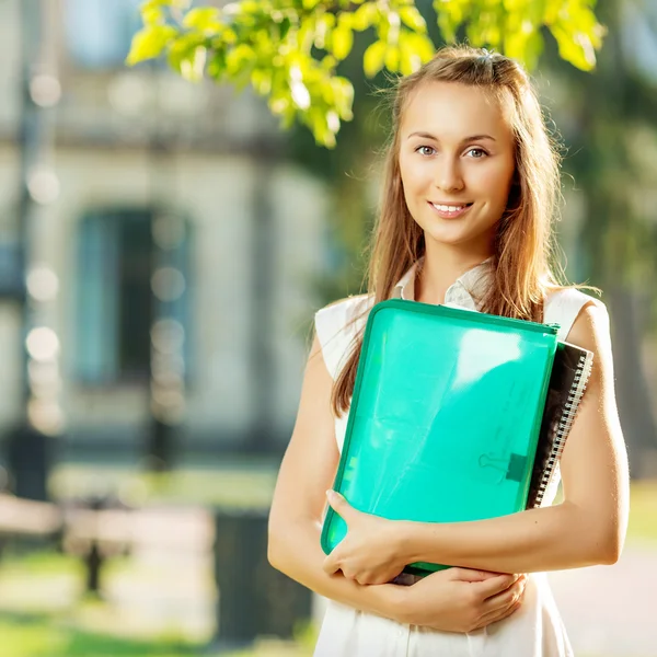 Student kvinna med mappen och kopiera-bok — Stockfoto