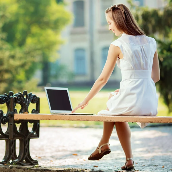 Mulher estudante usando um laptop — Fotografia de Stock