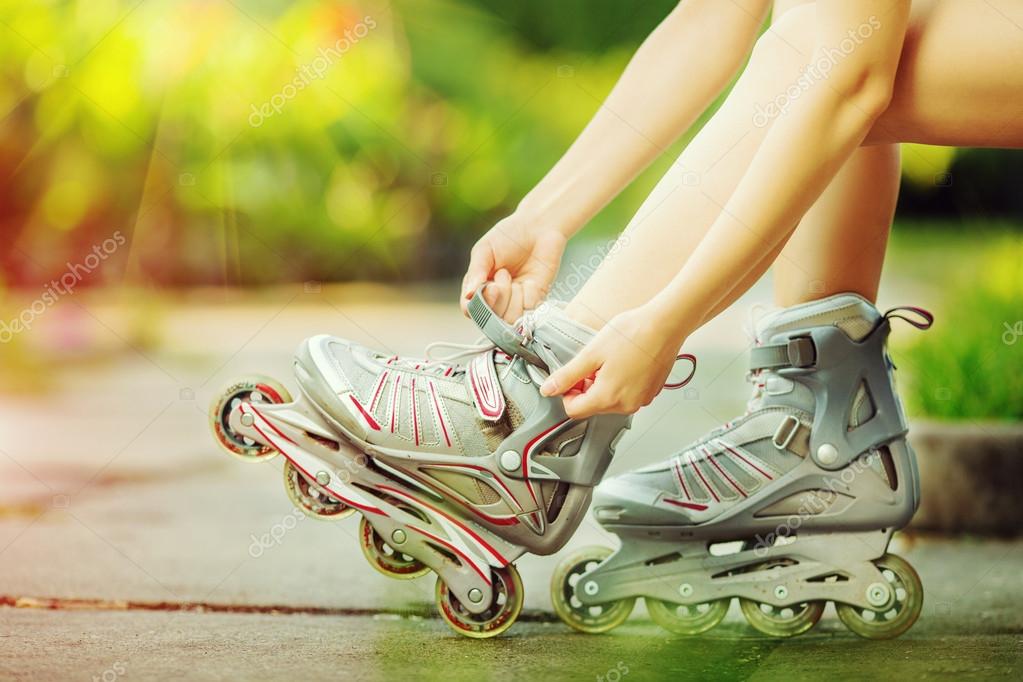 маленькая видеокамера для съемок. экшн-камера gopro hero. ролик для ног. экшн камера снимки. старая кинокамера эстетика.