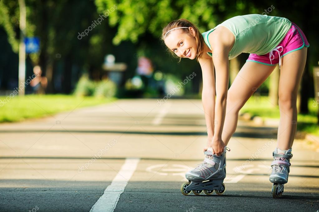 ролики для девочек. ролики худенькая. девушка в красных шортах. ролики худенькая. ролики худенькая.