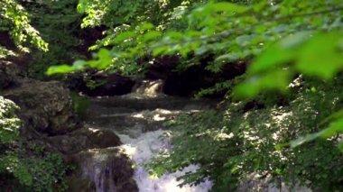 dağlarda güzel şelale