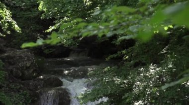 dağlarda güzel şelale