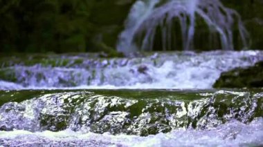 dağlarda güzel şelale