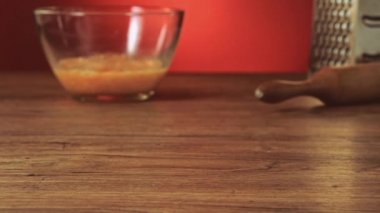 Un mutfak masasında atılır