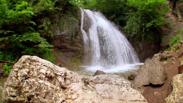 Hermosa cascada en las montañas — Vídeo de stock