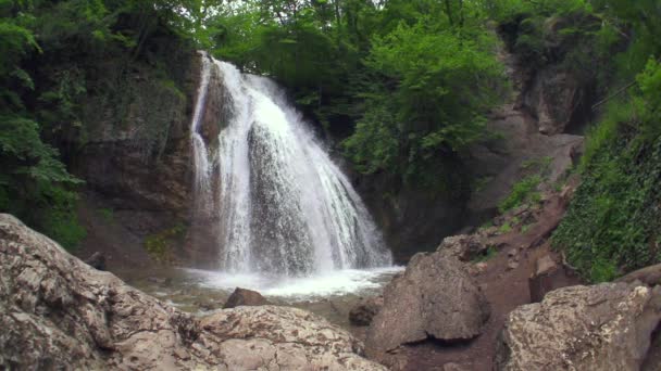 Hermosa cascada en las montañas — Vídeo de stock