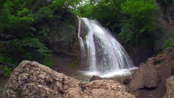 Prachtige waterval in Bergen — Stockvideo