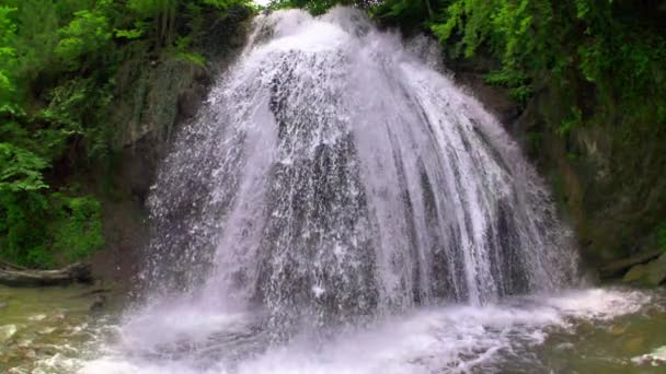 Hermosa cascada en las montañas — Vídeos de Stock