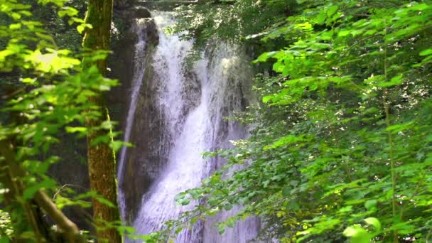 Hermosa cascada en las montañas — Vídeo de stock