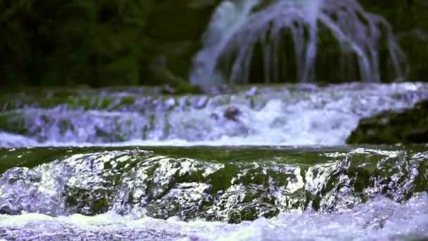 Gyönyörű vízesés a hegyekben — Stock videók