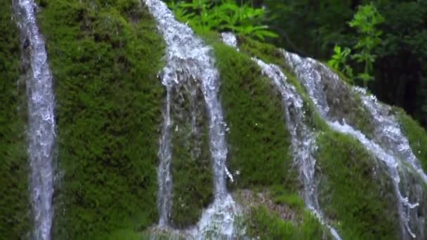 Schöner Wasserfall in den Bergen — Stockvideo