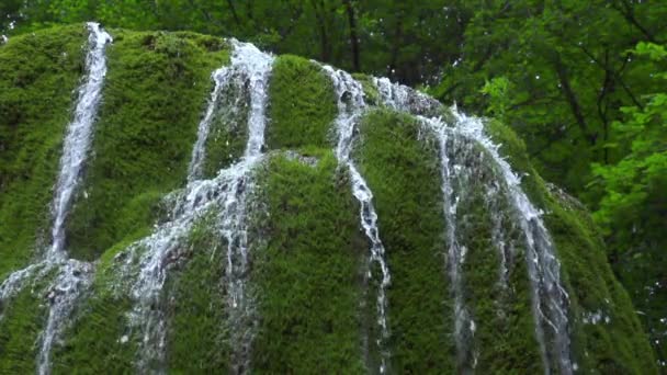 在山中的美丽瀑布 — 图库视频影像