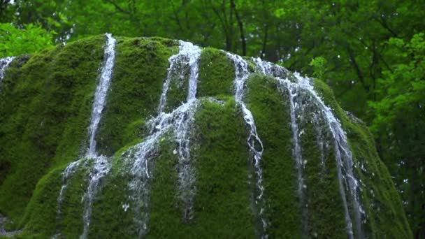 Schöner Wasserfall in den Bergen — Stockvideo