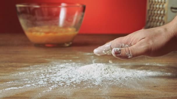 Preparar harina a mano — Vídeos de Stock